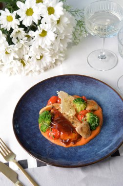 Sebzeli ızgara tavuk filetosu, Parlak Arkaplanda Tavuk göğsü