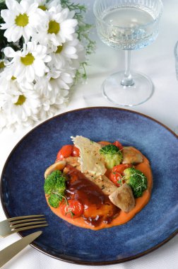 Sebzeli ızgara tavuk filetosu, Parlak Arkaplanda Tavuk göğsü