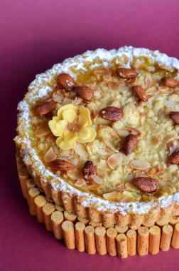 Bademlerle süslenmiş limonlu tart, limon dolgulu taze fırında turta.