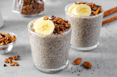 Muzlu Chia Pudding, Granola ve Tarçın, Gece Muzlu Yulaf, Sağlıklı Kahvaltı veya Atıştırmalık, Parfait, Vejetaryen Yemeği