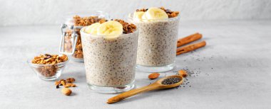 Muzlu Chia Pudding, Granola ve Tarçın, Gece Muzlu Yulaf, Sağlıklı Kahvaltı veya Atıştırmalık, Parfait, Vejetaryen Yemeği