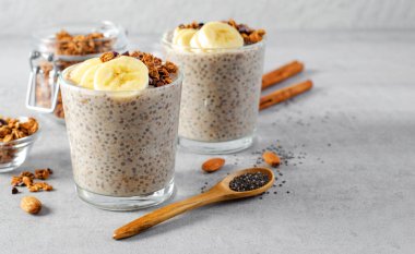 Muzlu Chia Pudding, Granola ve Tarçın, Gece Muzlu Yulaf, Sağlıklı Kahvaltı veya Atıştırmalık, Parfait, Vejetaryen Yemeği