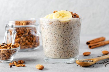 Muzlu Chia Pudding, Granola ve Tarçın, Gece Muzlu Yulaf, Sağlıklı Kahvaltı veya Atıştırmalık, Parfait, Vejetaryen Yemeği