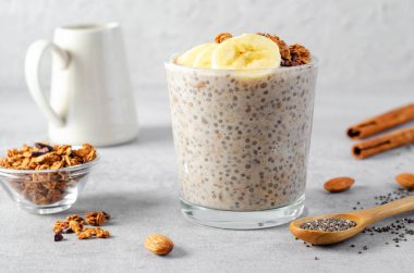Muzlu Chia Pudding, Granola ve Tarçın, Gece Muzlu Yulaf, Sağlıklı Kahvaltı veya Atıştırmalık, Parfait, Vejetaryen Yemeği