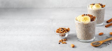 Muzlu Chia Pudding, Granola ve Tarçın, Gece Muzlu Yulaf, Sağlıklı Kahvaltı veya Atıştırmalık, Parfait, Vejetaryen Yemeği