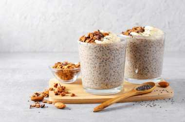 Muzlu Chia Pudding, Granola ve Tarçın, Gece Muzlu Yulaf, Sağlıklı Kahvaltı veya Atıştırmalık, Parfait, Vejetaryen Yemeği