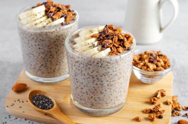 Muzlu Chia Pudding, Granola ve Tarçın, Gece Muzlu Yulaf, Sağlıklı Kahvaltı veya Atıştırmalık, Parfait, Vejetaryen Yemeği
