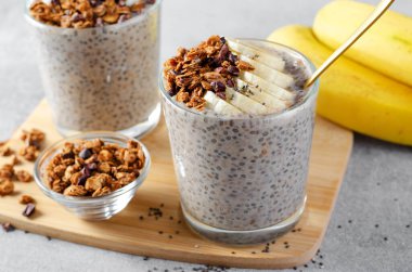 Muzlu Chia Pudding, Granola ve Tarçın, Gece Muzlu Yulaf, Sağlıklı Kahvaltı veya Atıştırmalık, Parfait, Vejetaryen Yemeği