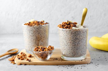 Muzlu Chia Pudding, Granola ve Tarçın, Gece Muzlu Yulaf, Sağlıklı Kahvaltı veya Atıştırmalık, Parfait, Vejetaryen Yemeği