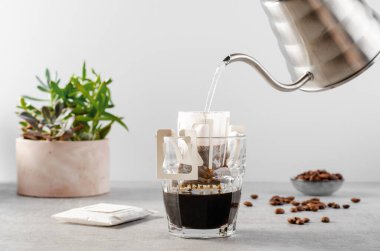 Bardaktaki Drip Kahve Torbası, Kahve Hazırlama Süreci, Kağıt Tipi Filtresi kullanarak Kahve Hazırlamanın Hızlı Yolu