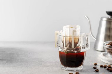 Bardaktaki Drip Kahve Torbası, Kahve Hazırlama Süreci, Kağıt Tipi Filtresi kullanarak Kahve Hazırlamanın Hızlı Yolu