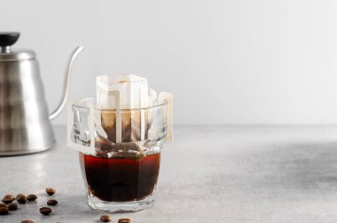 Bardaktaki Drip Kahve Torbası, Kahve Hazırlama Süreci, Kağıt Tipi Filtresi kullanarak Kahve Hazırlamanın Hızlı Yolu