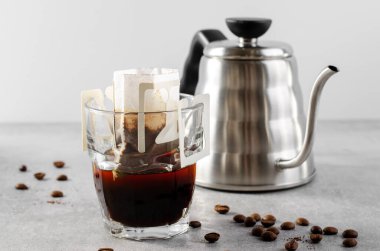 Bardaktaki Drip Kahve Torbası, Kahve Hazırlama Süreci, Kağıt Tipi Filtresi kullanarak Kahve Hazırlamanın Hızlı Yolu