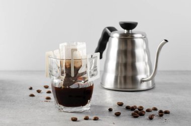 Bardaktaki Drip Kahve Torbası, Kahve Hazırlama Süreci, Kağıt Tipi Filtresi kullanarak Kahve Hazırlamanın Hızlı Yolu