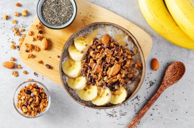 Muzlu Chia Pudding Bowl, Granola ve Tarçın, Sağlıklı Kahvaltı veya Atıştırmalık, Vejetaryen Yemeği