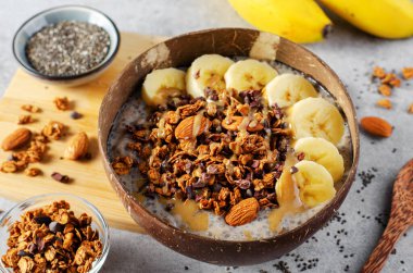 Muzlu Chia Pudding Bowl, Granola ve Tarçın, Sağlıklı Kahvaltı veya Atıştırmalık, Vejetaryen Yemeği