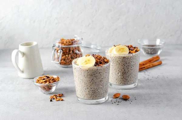 Muzlu Chia Pudding, Granola ve Tarçın, Gece Muzlu Yulaf, Sağlıklı Kahvaltı veya Atıştırmalık, Parfait, Vejetaryen Yemeği