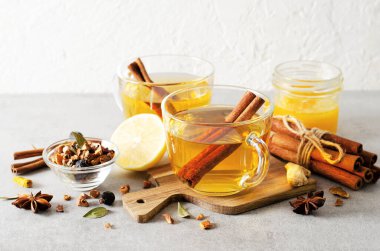 Sonbahar veya Kış Sıcak Çayı, Parlak Arkaplanda Baharatlı Bitki Çayı