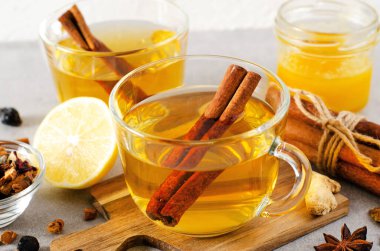 Sonbahar veya Kış Sıcak Çayı, Parlak Arkaplanda Baharatlı Bitki Çayı
