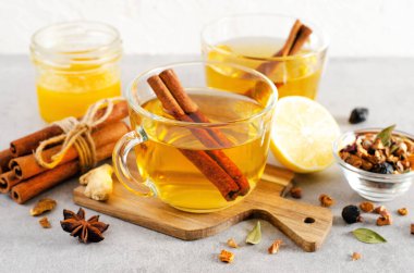 Sonbahar veya Kış Sıcak Çayı, Parlak Arkaplanda Baharatlı Bitki Çayı