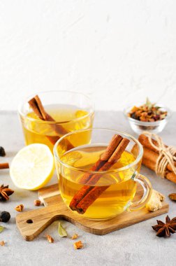 Sonbahar veya Kış Sıcak Çayı, Parlak Arkaplanda Baharatlı Bitki Çayı