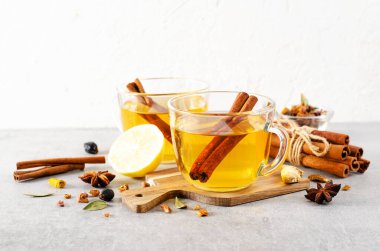 Sonbahar veya Kış Sıcak Çayı, Parlak Arkaplanda Baharatlı Bitki Çayı