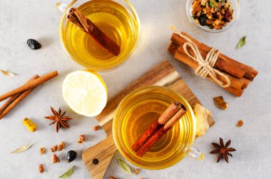 Sonbahar veya Kış Sıcak Çayı, Parlak Arkaplanda Baharatlı Bitki Çayı