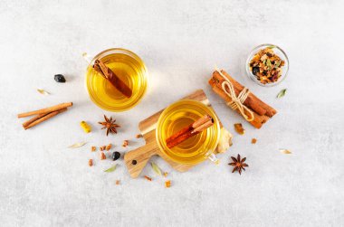 Sonbahar veya Kış Sıcak Çayı, Parlak Arkaplanda Baharatlı Bitki Çayı