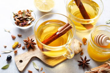 Sonbahar veya Kış Sıcak Çayı, Parlak Arkaplanda Baharatlı Bitki Çayı