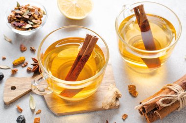 Sonbahar veya Kış Sıcak Çayı, Parlak Arkaplanda Baharatlı Bitki Çayı