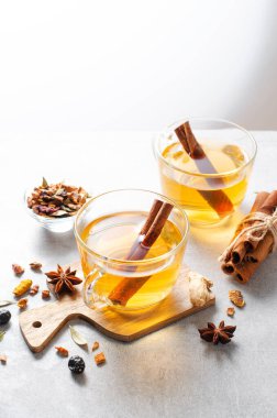 Sonbahar veya Kış Sıcak Çayı, Parlak Arkaplanda Baharatlı Bitki Çayı