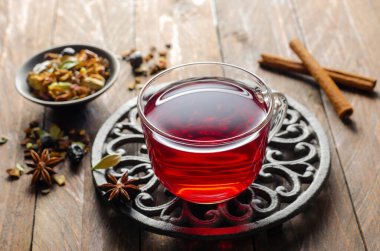 Bitkisel Çay, Hibiscus Kırmızı Çay ve Baharatlar Tahta Arkaplanda, Sonbahar veya Kış İçeceği