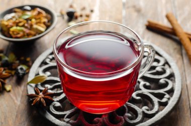 Bitkisel Çay, Hibiscus Kırmızı Çay ve Baharatlar Tahta Arkaplanda, Sonbahar veya Kış İçeceği