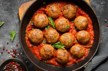 Domates soslu köfteler, Karanlık Arkaplanda Kızartma Tavasında Ev Yapımı Köfteler