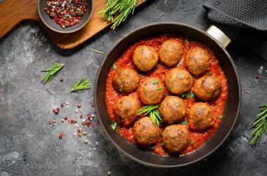 Domates soslu köfteler, Karanlık Arkaplanda Kızartma Tavasında Ev Yapımı Köfteler