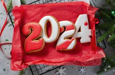 Bir kutu zencefilli kurabiye, Parlak Arkaplanda El yapımı Noel İkramı