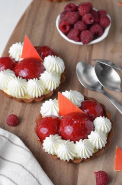 Ahududulu Tartlet, Lezzetli Tatlı Tahta Arkaplan Doldurmalı Çilekli