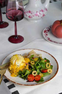 Bright Backround 'da haşlanmış yumurtalı Brioche, füme balık ve taze salata.