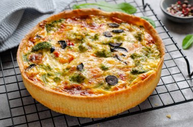 Sebzeli kiş, Ev Yapımı Açık Turta, Parlak Arkaplanda Savory Tart