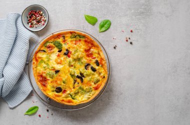 Sebzeli kiş, Ev Yapımı Açık Turta, Parlak Arkaplanda Savory Tart