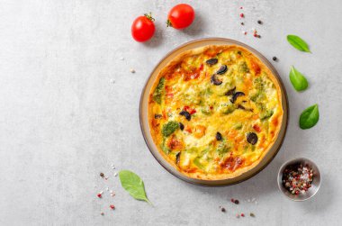 Sebzeli kiş, Ev Yapımı Açık Turta, Parlak Arkaplanda Savory Tart