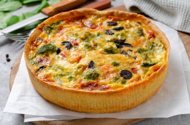 Sebzeli kiş, Ev Yapımı Açık Turta, Parlak Arkaplanda Savory Tart