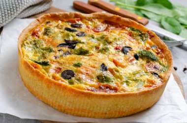Sebzeli kiş, Ev Yapımı Açık Turta, Parlak Arkaplanda Savory Tart