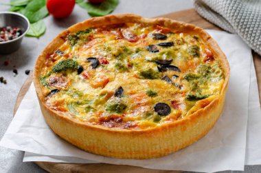 Sebzeli kiş, Ev Yapımı Açık Turta, Parlak Arkaplanda Savory Tart