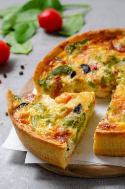 Sebzeli kiş ve Tavuk, Ev Yapımı Açık Turta, Parlak Arkaplanda Savory Tart