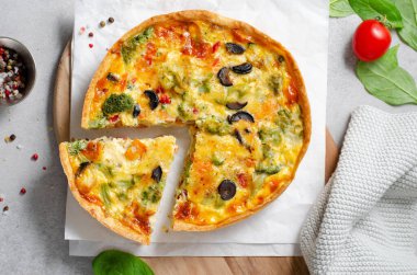 Sebzeli kiş ve Tavuk, Ev Yapımı Açık Turta, Parlak Arkaplanda Savory Tart
