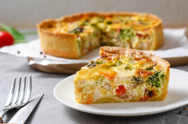 Sebzeli kiş ve Tavuk, Ev Yapımı Açık Turta, Parlak Arkaplanda Savory Tart