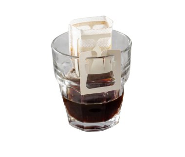 Beyaz Arkaplanda Bir Kupa İçinde Drip Kahve Torbası, Kahve Hazırlama Süreci, Kağıt Tipi Filtresi Kullanarak Kahve Hazırlamanın Hızlı Yolu