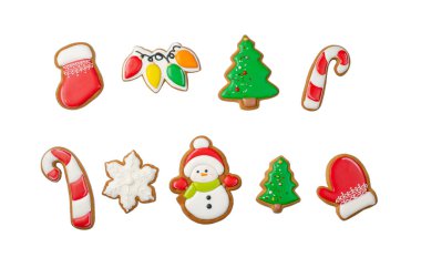 Beyaz arka planda izole edilmiş zencefilli kurabiyeler, şekerli kurabiyeler, Noel kurabiyeleri.