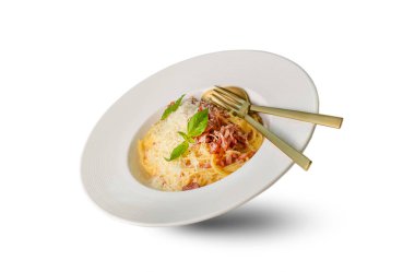 Carbonara usulü makarna, Carbonara usulü spagetti, geleneksel İtalyan mutfağı, izole edilmiş beyaz arka planda leziz makarna.